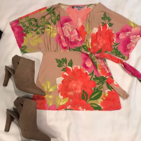 Jennifer Lopez Tops - ♦️ floral blouse vibrant top size XS EUC